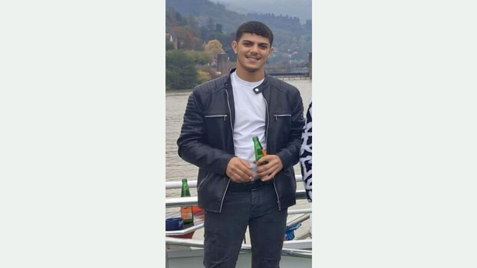 Der Vermisste in Frontaufnahme mit schwarzen Haaren und Lederjacke