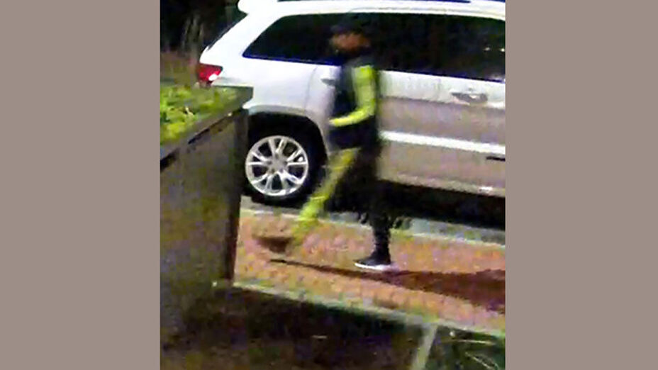 02 Tatverdächtige Person im Trainingsanzug mit neongelben Applikationen