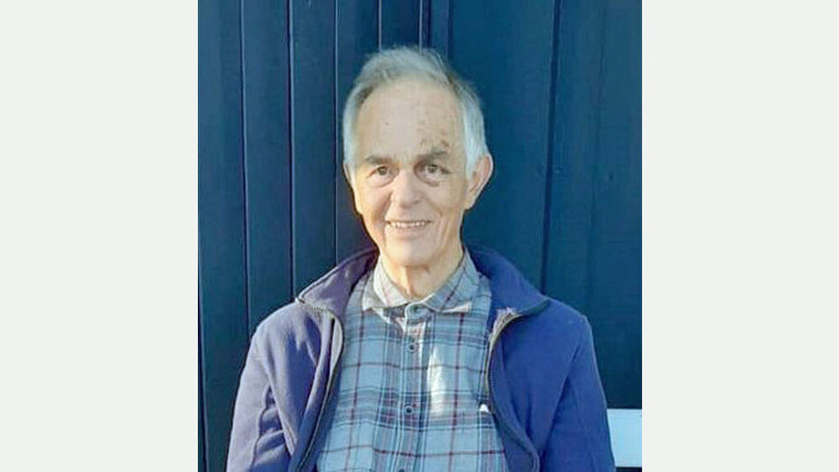 Vermisster Senior aus Willebadessen: Vermisster steht vor einer blauen Wand 