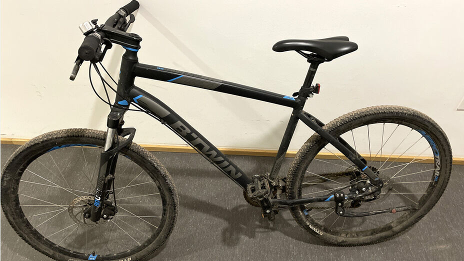 Mountainbike der Marke B´TWIN, Modell Rockrider 520 in schwarz/blau