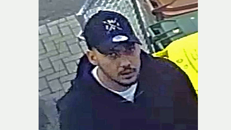 Unbekannte männliche Person, hier mit Oberlippenbart und schwarzer Basecap