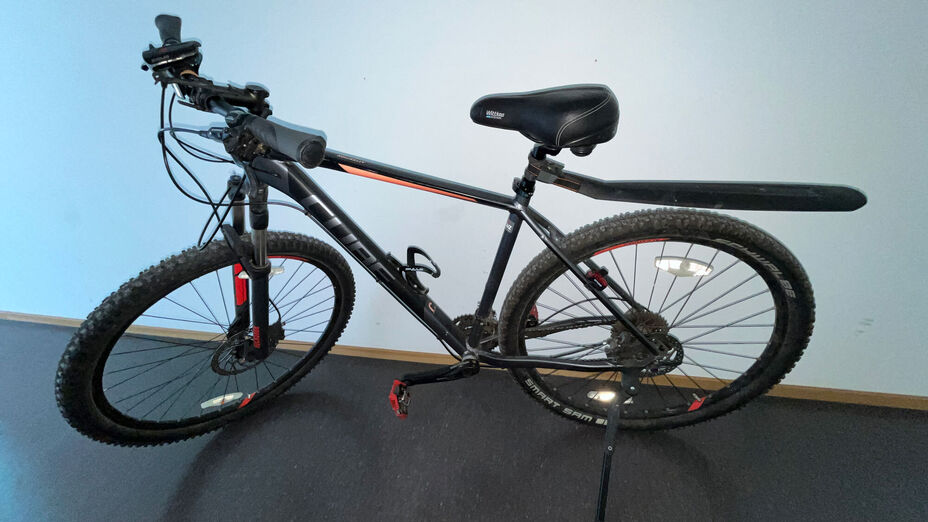 sichergestelltes schwarzes Mountainbike der Marke Cube, Modell "Attention"